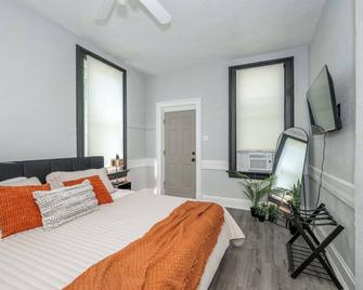 Chic, Modern Gem with Style - Cincinnati - Schlafzimmer