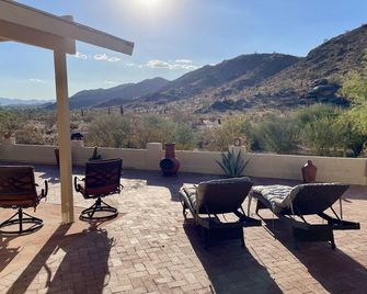 Mini Mansion! Backs to South Mtn Preserve. Great views!! - פיניקס - מרפסת