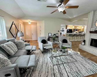 Pool & Spa! Whimsical Heart of The Woodlands - Spring - Living room
