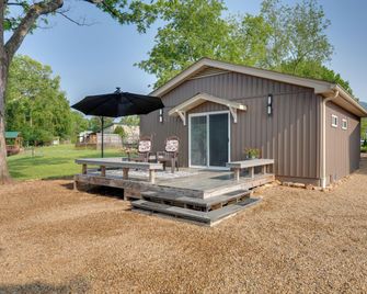 Detached Watauga Riverfront Studio w/ Grill - Elizabethton - Patio