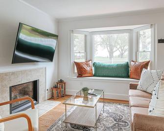 Orlesa Farms - Staunton - Living room