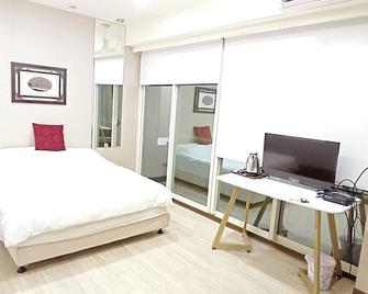 【MRT Luxury Room with Big Window and Balcony】Monthly Stay - Taipei - Sovrum