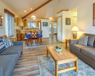 Resort-Style Klamath Falls Home, Golf Course View! - Klamath Falls - Living room