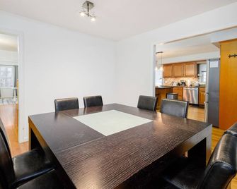 Spacious 4BR suburban home! - Randolph - Dining room