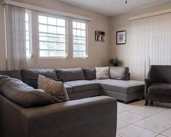 Casa Arostegui - Spacious Retreat Near the Beach - Arecibo - Salon