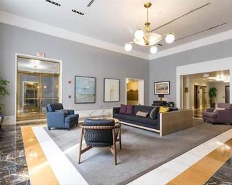 Mins to NYC | Heart of Hoboken 1BR w/ Concierge & Sundeck - Hoboken - Wohnzimmer