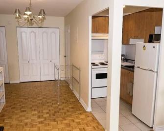 Downtown Montreal Gem: Luminous Apartment with Balcony & Views - Montréal - Phòng bếp