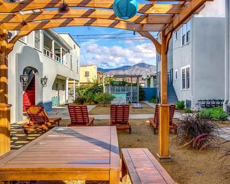 Long Term - Extended Stay - One Block To City Center. Lux Retro. Free Parking - Glendale - Patio
