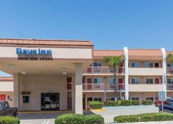 Days Inn by Wyndham Ontario Airport - Ontario - Rakennus