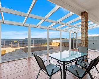 Sea Breeze Shellharbour - Steps Away from the Beach - Barrack Heights - Balcony