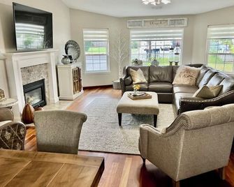 Enchanting 3 BR, minutes from Winerys, Snow Sking, exhilarating Rafting Tours. - Medford - Sala de estar