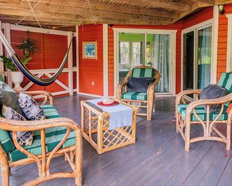 Cozy 3-bed house in charming West End with WiFi, AC - West End - Patio