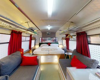 Stay on a vintage 1974 Maltese bus in Xaghra - Xagħra - Bedroom
