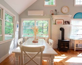Secluded Family Home in Serene Stockbridge Woods - Stockbridge - Dining room