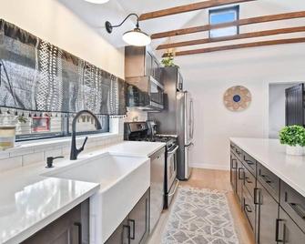 Stylish Downtown 2BD Walk to Chairlifts - Park City - Kitchen
