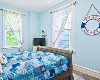 Sleeps 6, 3BR 1BA,1King+2 Queen beds, perfect for long stays in a great location - Wilmington - Bedroom