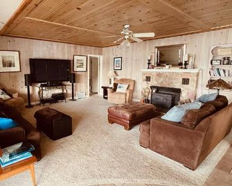 Lake Front Property With Million Dollar Views With Private Beach and Dock - Clearlake - Wohnzimmer