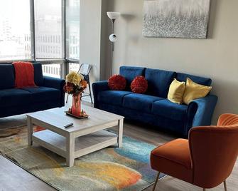 Beautiful Cozy Apartment - Oak Park - Living room
