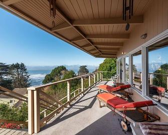 The Sandpiper - Great location w/ magical ocean views & dog friendly! - Trinidad - Balcony