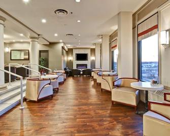 Chateau Lacombe Hotel - אדמונטון - טרקלין