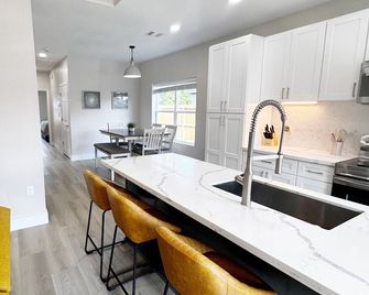 Adorable Home only 17 min from Galveston seawall - La Marque - Kitchen