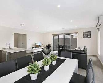 Palm Grove Beach House Dromana - Dromana - Dining room