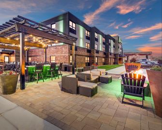 Holiday Inn & Suites St. Cloud By IHG - St. Cloud - Bygning