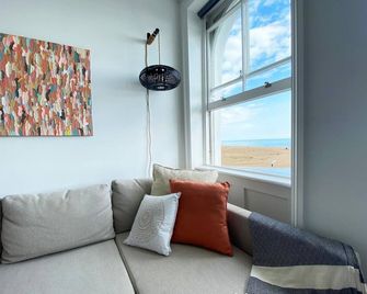 Spacious 2BD Flat with Stunning Views Folkestone - Folkestone - Living room