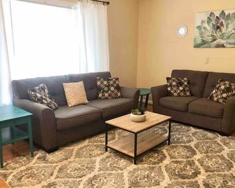 Welcoming Cary Townhomeking Bedlong Term Stays - Cary - Living room