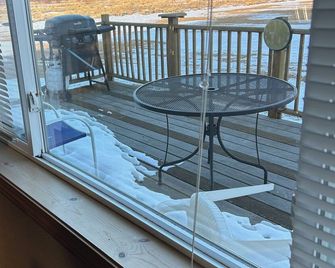 Charming 2-bedroom house just off the south shore of Lake of the Woods. - Baudette - Balcony