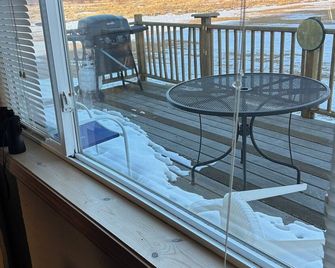 Charming 2-bedroom house just off the south shore of Lake of the Woods. - Baudette - Balcony