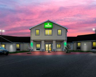 HomeTowne Studios by Red Roof Denver, PA - Denver - Building