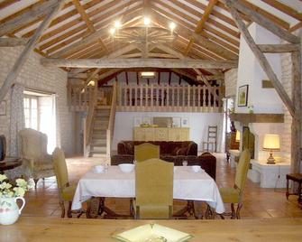Gite Le Sabatou - Grange de Cezac. Converted Barn Private Pool 15ha nature park. - Pern - Restaurante