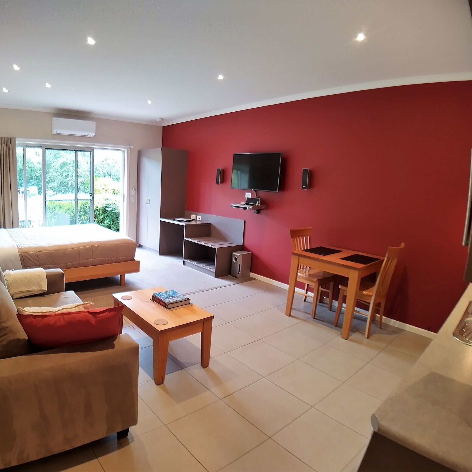 إيه مست آت كوناوارا