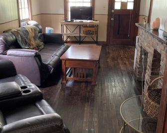 Charming 3-bedroom house in nice Hammondsport with AC, WiFi - Hammondsport - Living room