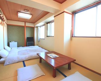 Business Hotel Kanaya - Takachiho - Schlafzimmer