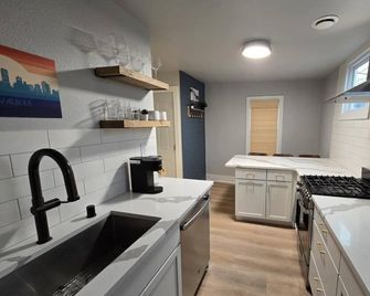 Stylish Modern Studio in Vibrant Walker's Point - Milwaukee - Kitchen