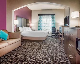 La Quinta Inn & Suites by Wyndham Pontoon Beach - Granite City - Bedroom