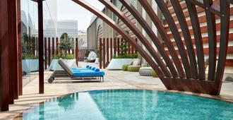 Hilton Garden Inn Kuwait - Ciudad de Kuwait - Piscina