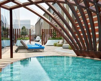 هيلتون جاردن إن الكويت - مدينة الكويت - حوض السباحة