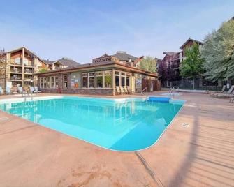 Mountain getaway condo - 5 min walk to the beach! - Invermere - Pool