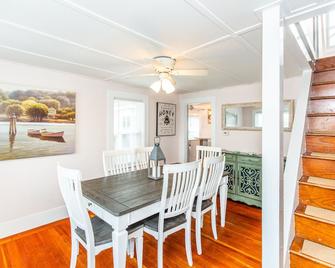 Dog Friendly Downtown East Greenwich Cot - East Greenwich - Dining room