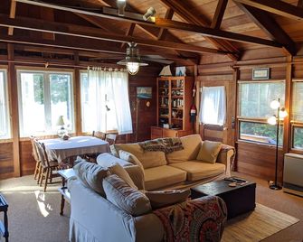Private Waterfront Redwood Cottage on Harbor Near Acadia Schoodic Point - Gouldsboro - Sala de estar