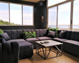 Modern oceanfront house in Montañita Estate, 5 minutes from the beach! - Montañita (Guayas) - Sala de estar