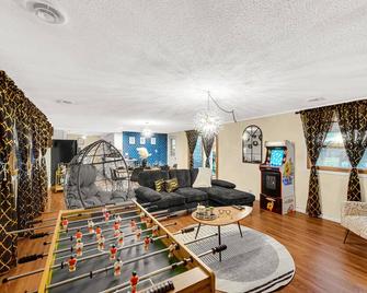 Vip! Luxury 4bd 5min To Lake Michigan Beach Big Pool With Heater!! - Michigan City - Living room