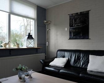 Cozy House with a Boat near Giethoorn & Weerribben Wieden National Park - Giethoorn - Wohnzimmer