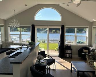 Relax Or Play All Year Round At Our Cozy Lakefront Home. - Battle Creek - Living room