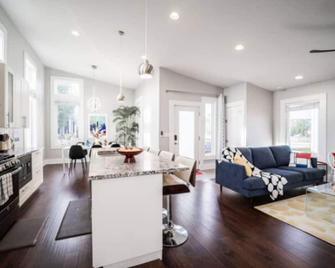 Luxury w - SoakTub- King - Backyard - Fountain Sq - Indianapolis - Living room