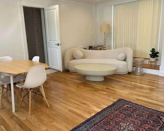 Cottage Suite 'B' - Walk to Shops, Train, History - Concord - Huiskamer