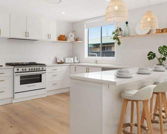 Elegant Beachside Retreat with Luxurious Amenities - Tomakin - Kitchen